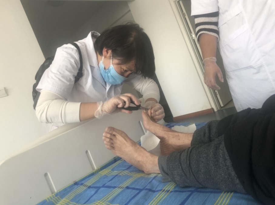 修脚师为老人修脚,专业修脚足疗推拿康复理疗师