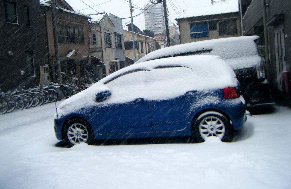冬天车玻璃被冻怎么快速处理,雪天玻璃被冻住怎么处理