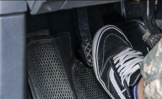 科目二考试压线直接挂科吗,科目二驾考过程中车身压线