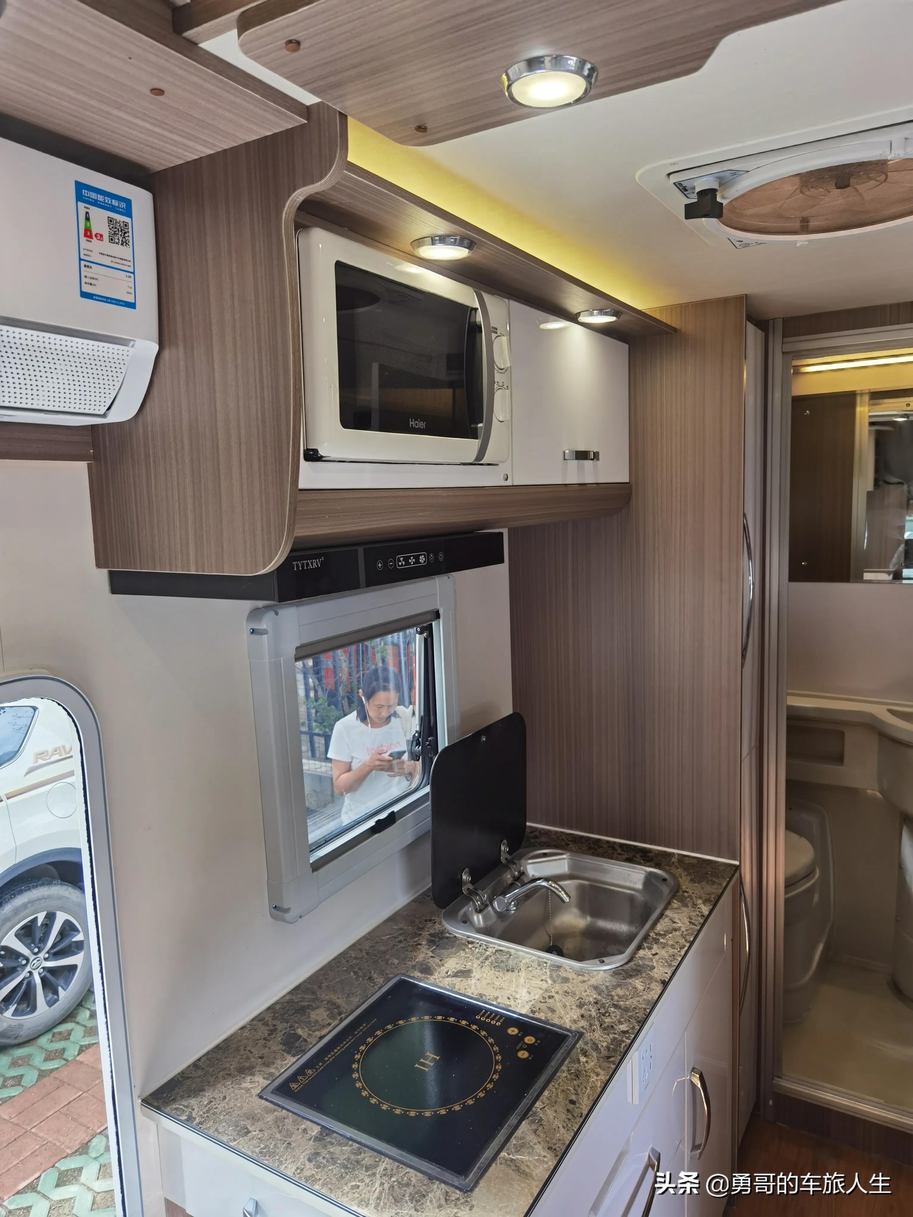 依维柯b型6座房车最新款价格多少,国六进口6.5吨依维柯房车无拓展