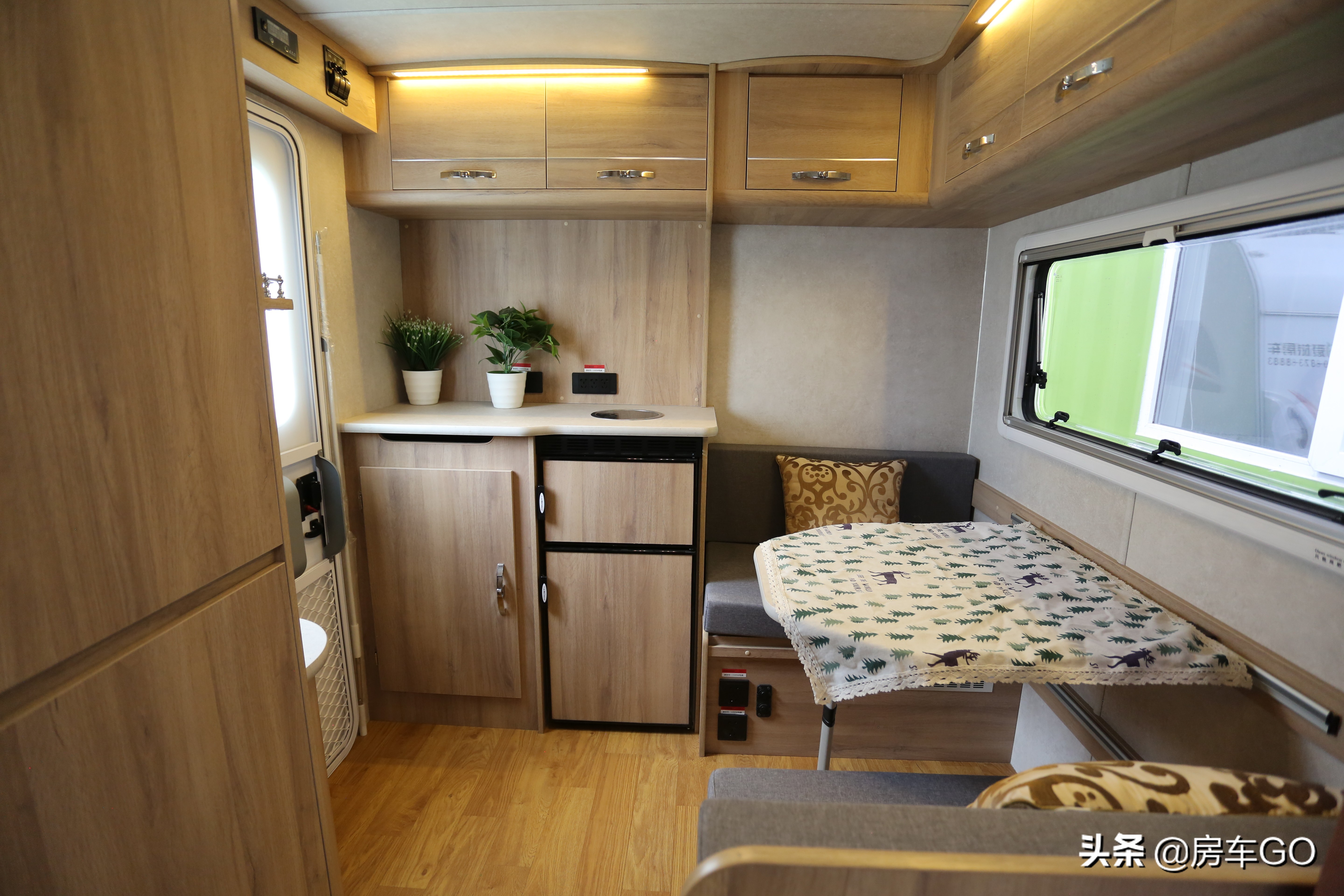 可以上蓝牌的拖挂房车,能住三人小型拖挂房车