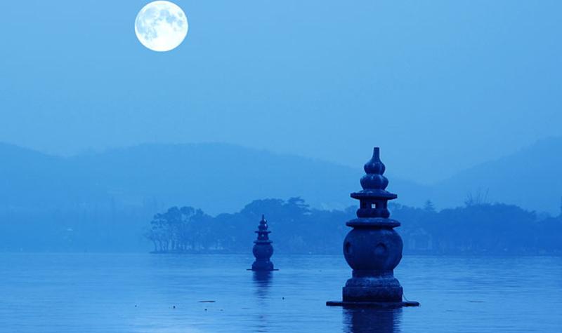 三潭印月的来历神话故事,三潭印月出自哪首诗