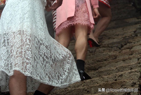 膝盖疼穿高跟鞋反倒好些了,穿高跟鞋是否会对踝关节有影响