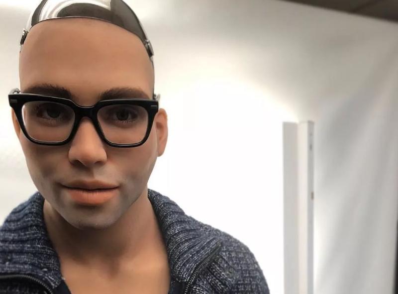 机器人男友全息影像,可以以假乱真的机器人