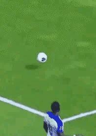 “兄弟睡觉压得胳膊都变色了，要不要叫醒他？”醒来一定很酸爽