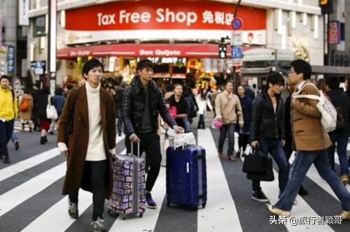 外国人得知茅台价格后震惊,中国人在国外免税店看茅台