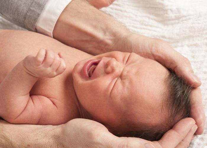 婴儿漾奶时的正确处理方法,新生儿漾奶和吐奶怎么处理