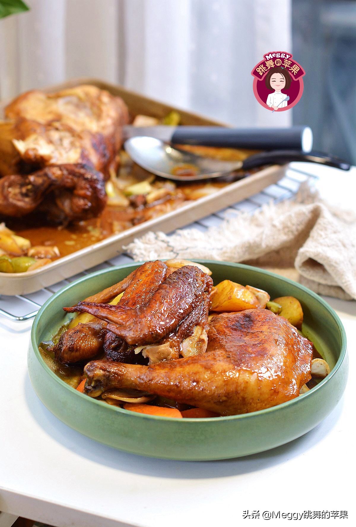 烤全鸡酥嫩鲜香,炭火烤全鸡怎么烤出外酥里嫩