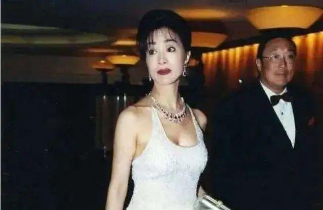 为爱息影,何莉莉26岁放弃事业嫁入豪门