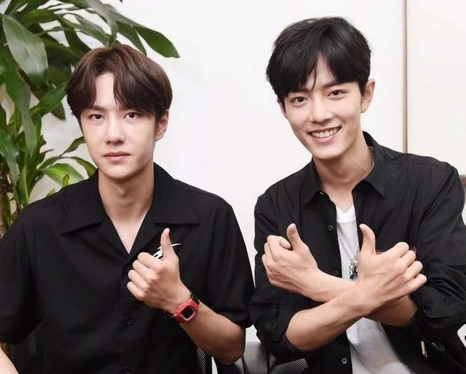 王俊凯探班易烊千玺王源,王俊凯看王源表演节目