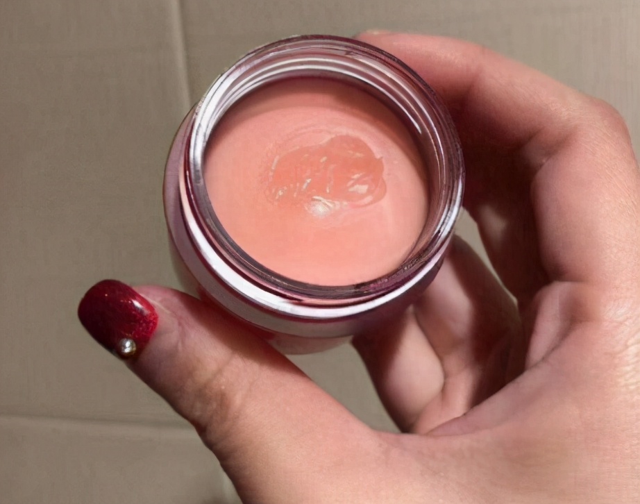 唇纹深，涂口红都是“灾难”！睡前涂一点“它”，轻松打造嘟嘟唇