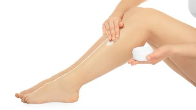 冬天腿上起白皮屑是怎么回事,冬天裤子上很多白色皮屑怎么去除