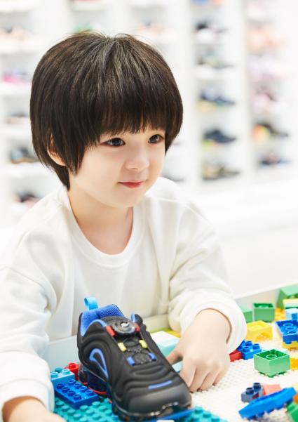 别人家的孩子陈天雨验脚买鞋成好奇宝宝