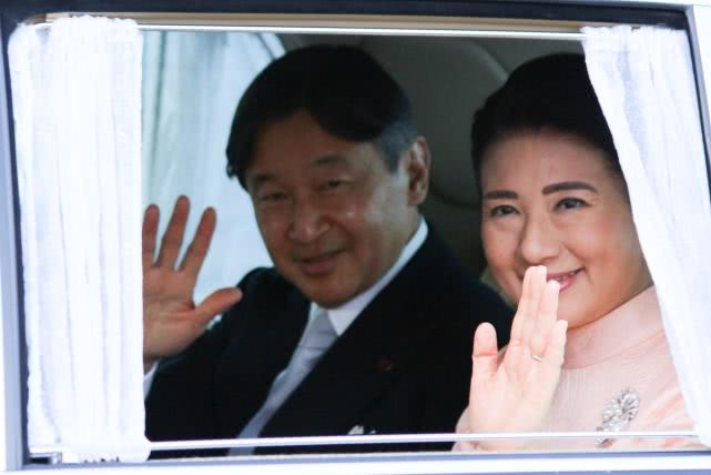 56岁雅子皇后穿杏色套装亮相，珍珠项链贵气，接管皇室养蚕事宜