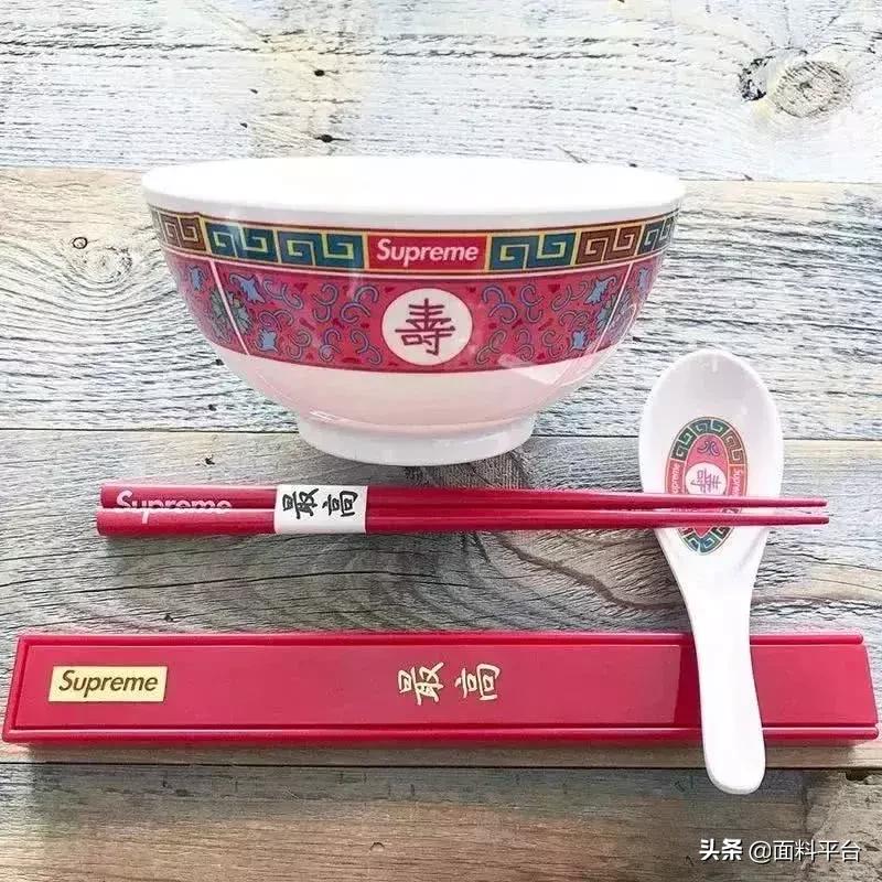 辣眼睛：“露奶衫”火了？一件4000元遭哄抢！太骚了