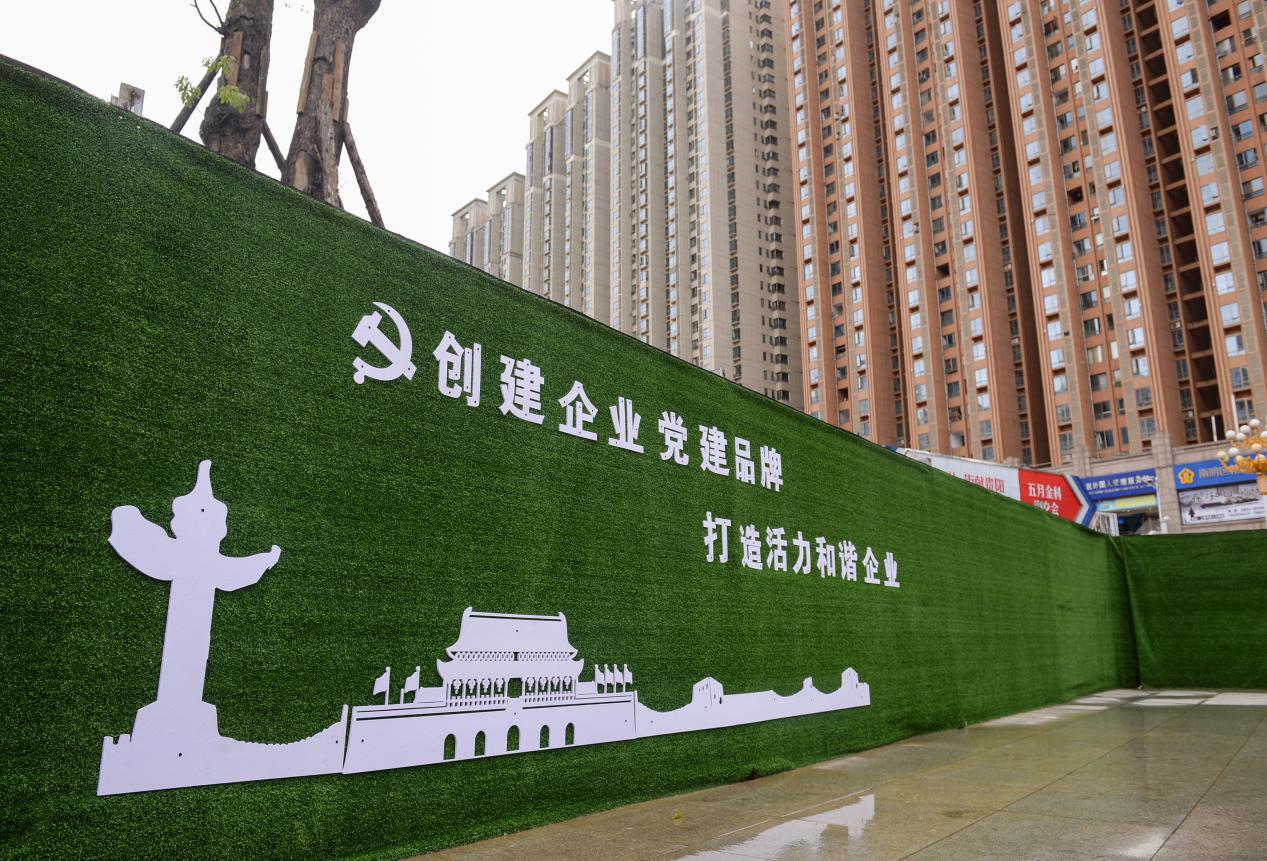 绿意盎然+降噪降尘！花果园惠隆路围挡换新装