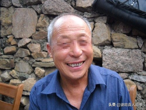 女子脚臭，公公非给她搓脚，她一脚踹翻水盆，回屋掀开被褥，蒙了