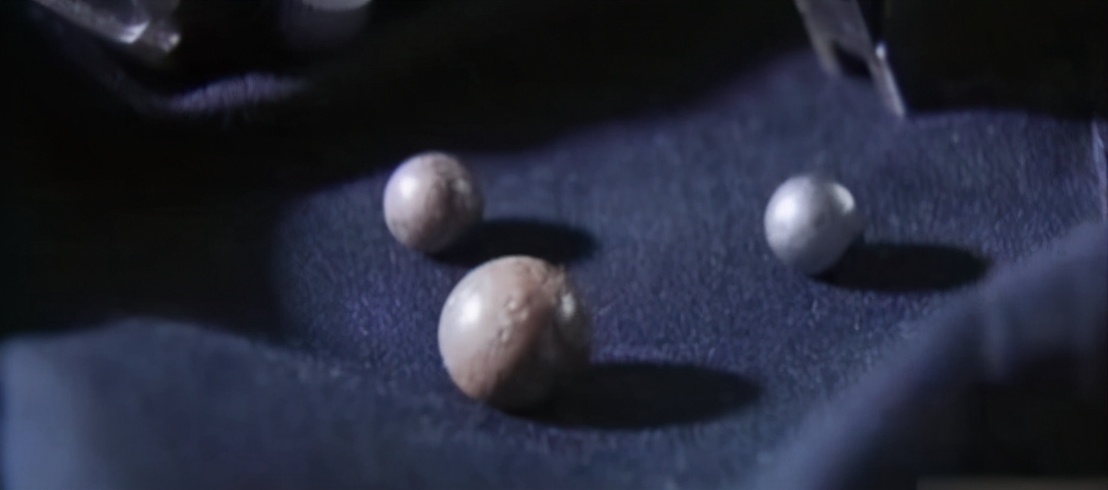 屋外连续两个月射来*珠钢**一家人全副武装“罪魁祸首”让人惊讶