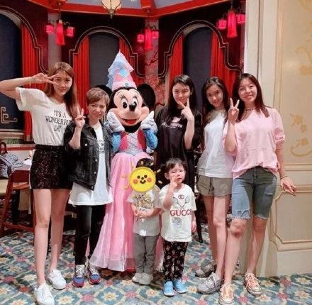 好妈妈人设？baby赶早机回国，透露“要送孩子上学”被吐槽假