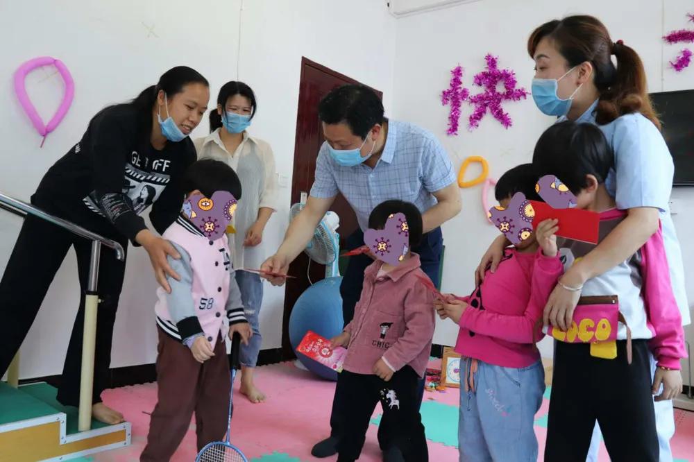 寿宁县领导情系脑瘫儿童