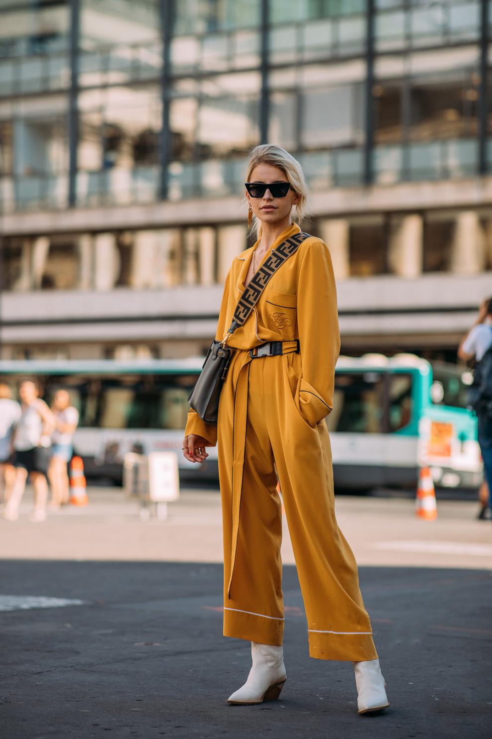 冬天靴子穿白色洋气还是黑色洋气,米白色靴子和黑色靴子