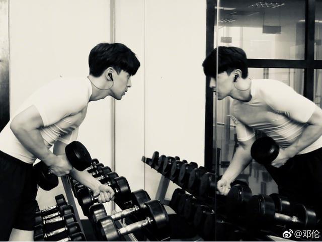 邓伦，身高185cm，体重才65kg，靠3点维持身材，不怕胖