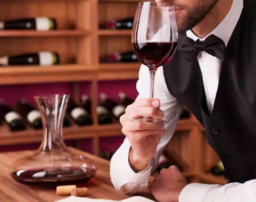 买红酒为什么要看瓶底,买红酒用什么方法才能看出是正品