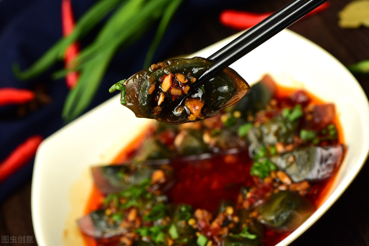 皮蛋有点呛凉拌做法,皮蛋怎么凉拌才入味