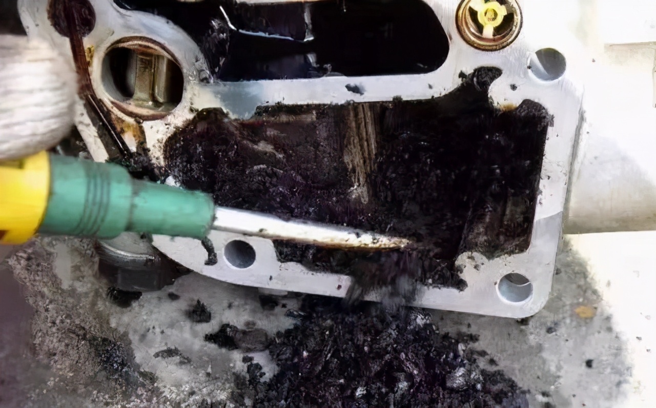 猛踩油门会让车失控吗,猛踩油门和轻踩油门哪个省油