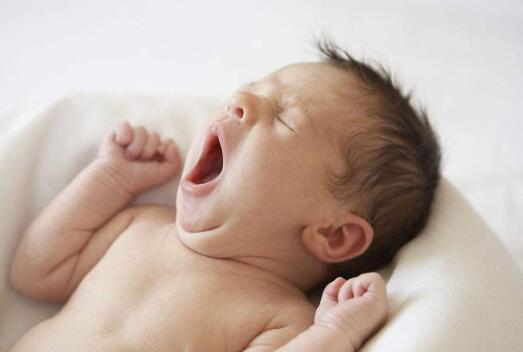 怎么判断宝宝晚上睡觉冷不冷,如何判断宝宝睡觉冷不冷