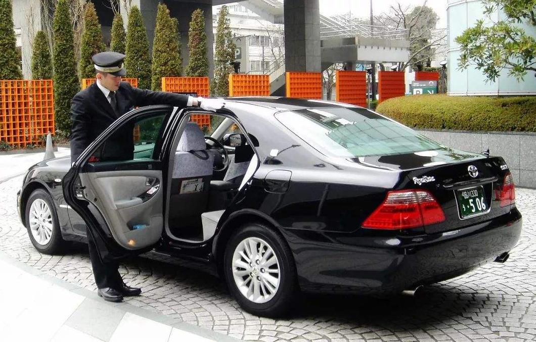 为何日本的出租车，大多都是“老司机”，还都爱戴着白手套呢？