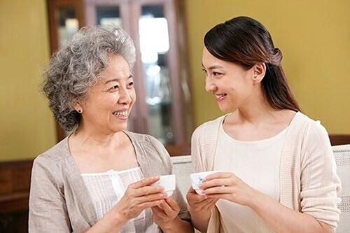 儿媳嫌奶瓶太脏，婆婆回怼：“你有手有脚自己洗呀”，网友：解气