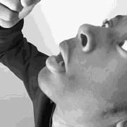 都别动！我掉了一只隐形眼镜