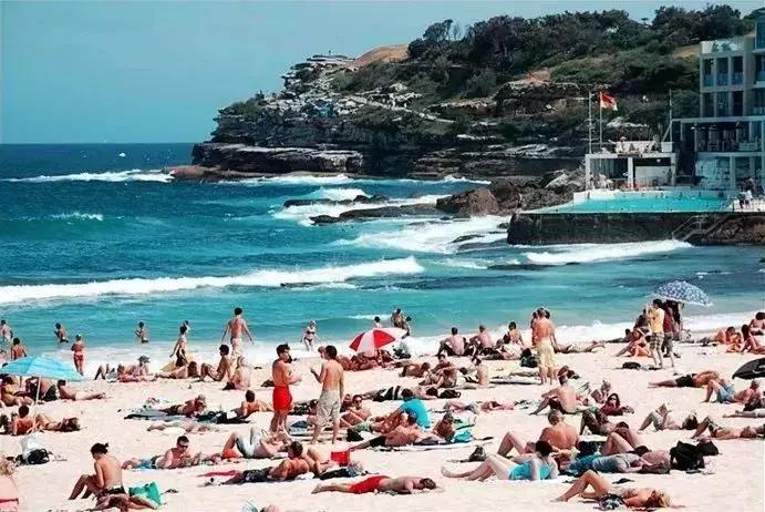 澳洲小哥用中文吐槽，视频刷屏朋友圈，一夜爆红！喊着想回中国