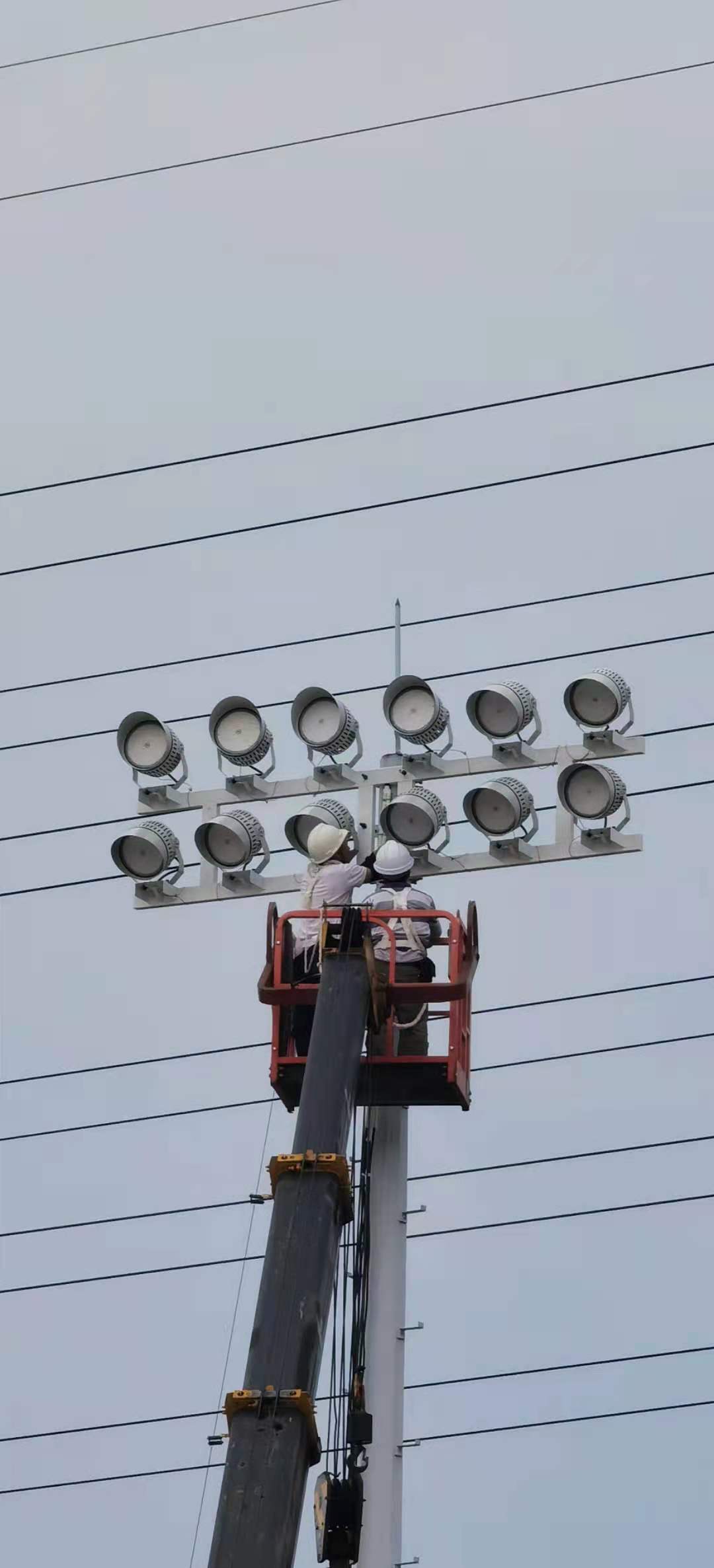 足球场灯光施工,带跑道11人制足球场灯光方案