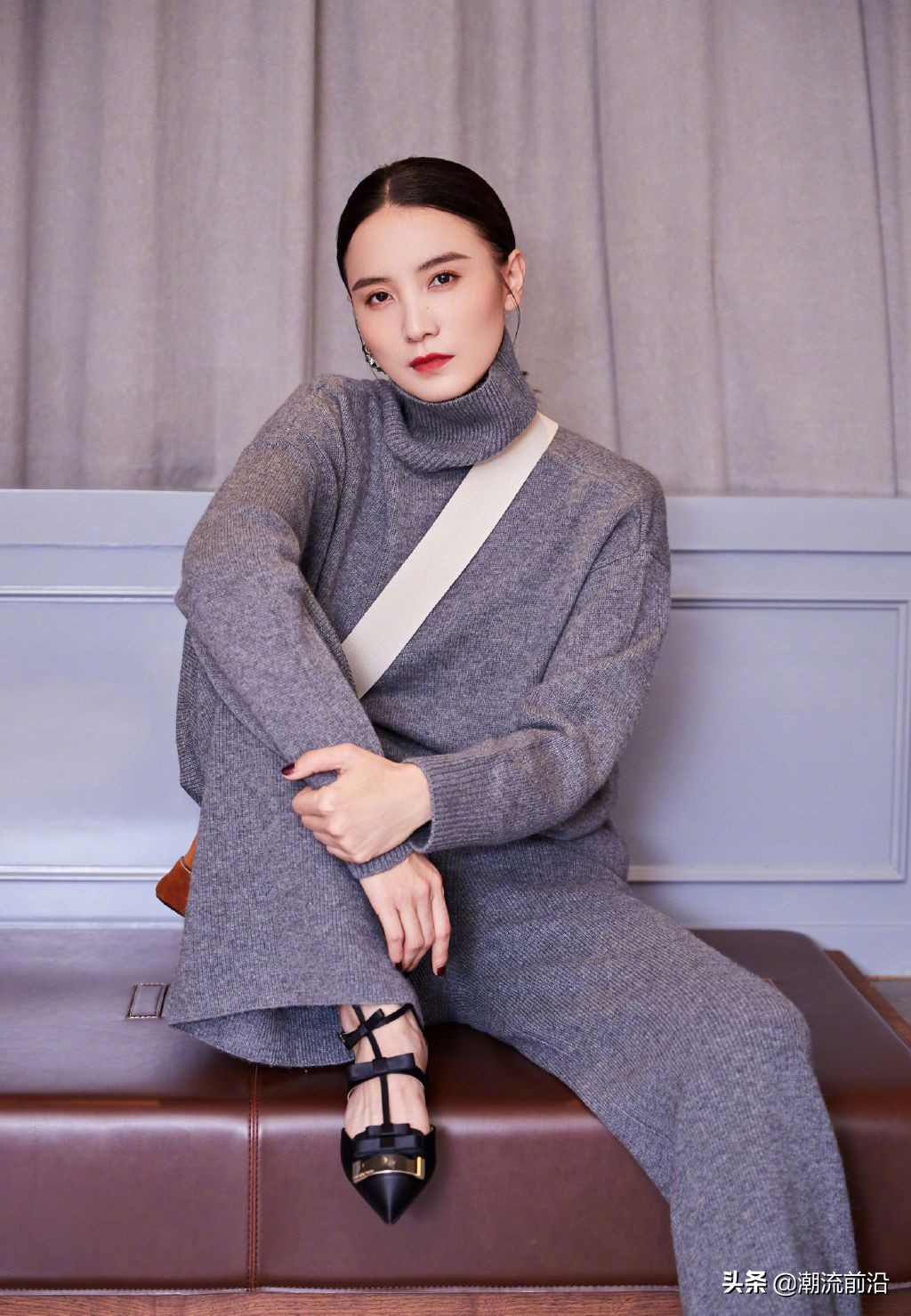 宋佳白衬衣黑色包臀裙,宋佳盛装同款白衬衫蓝色半身裙