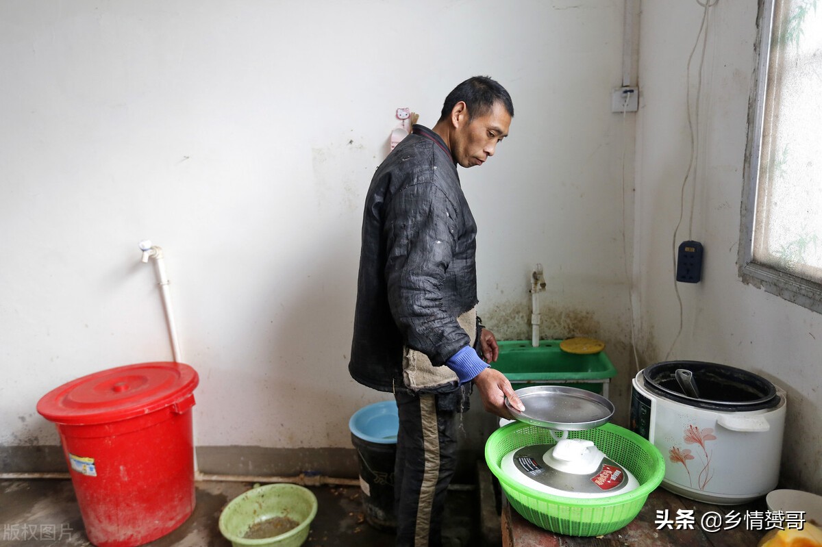 父母在农村被全村人孤立了怎么办,贫穷被亲戚看不起怎么办