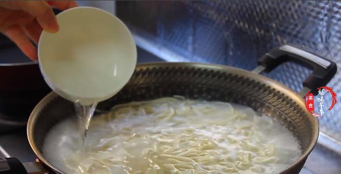 煮面条的时候水放少了怎么办,煮面条时水开下锅就错了