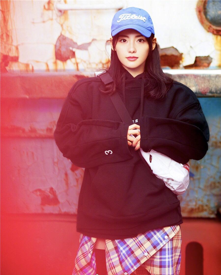 李斯丹妮同款subtle斜挎包,香港潮牌中性穿搭