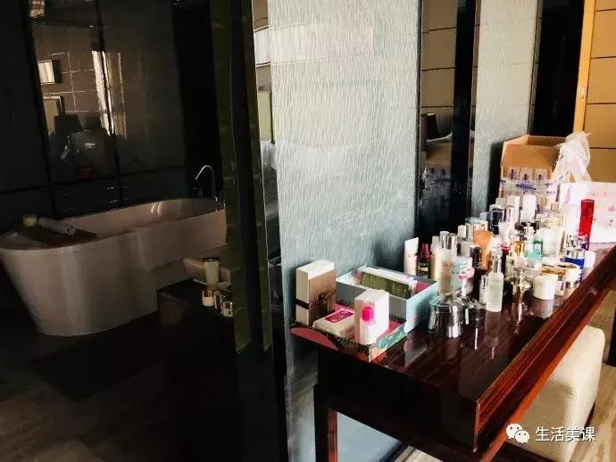 林允小红书上狂推平价货微博照片却暴露了这些顶奢护肤品