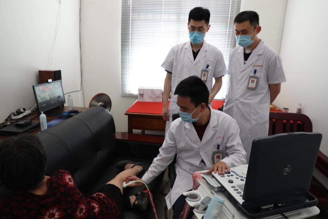 情系家乡献爱心回馈桑梓见真情,情系桑梓行善举捐资助学惠民生