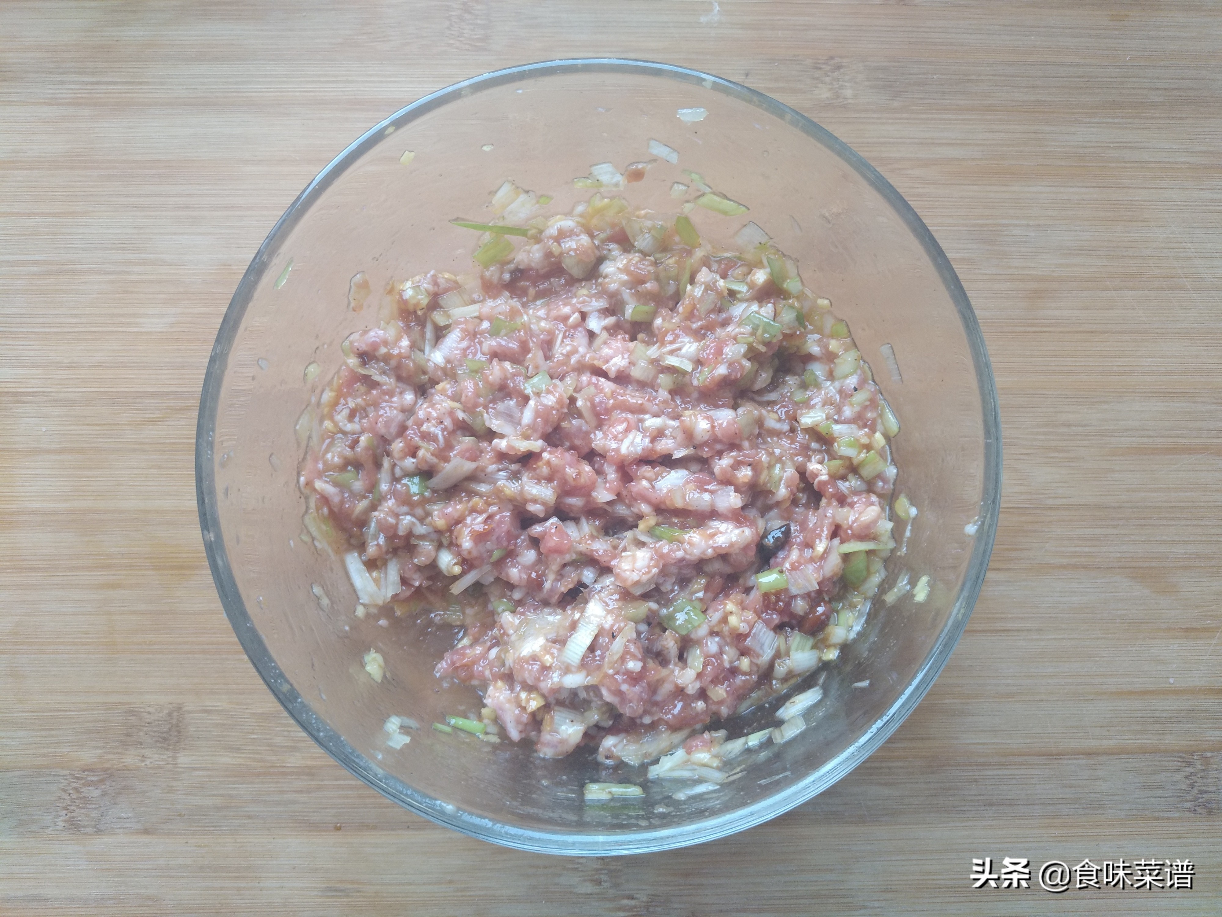 教你白菜肉包子的做法，皮薄馅大，上锅蒸记住这一步，松软不塌陷