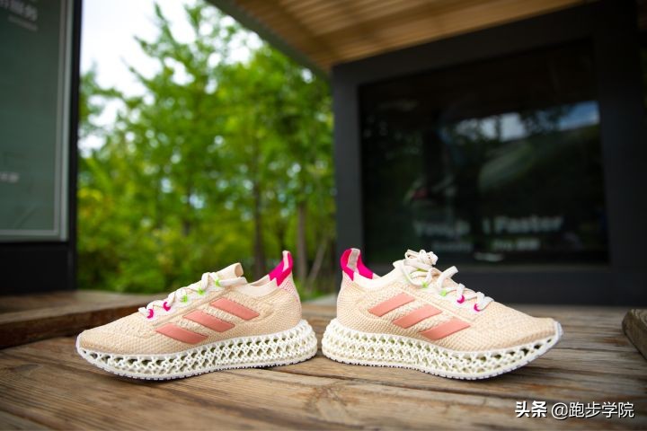 阿迪达斯跑鞋4dfwd为什么很硬,真实测评adidas4d打印鞋