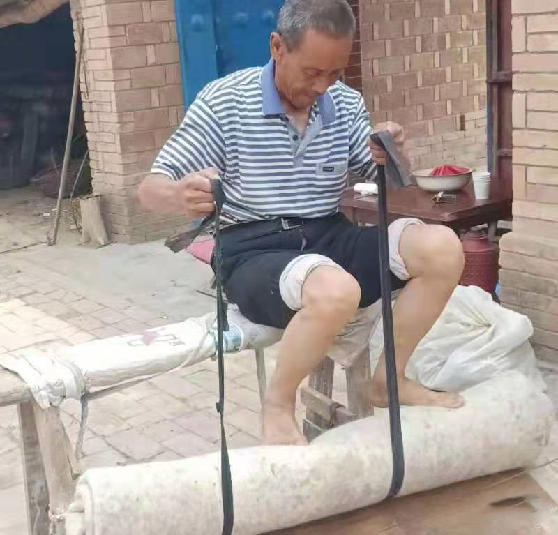 陇东黄土高原上的擀毡匠左立彦