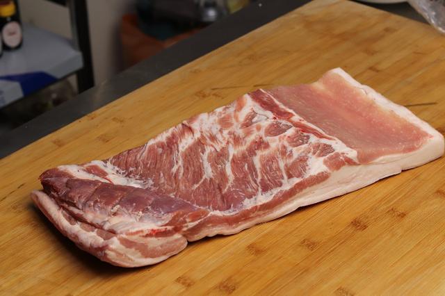 不管什么肉千万别直接焯水,不管炖什么肉焯水前多这两步