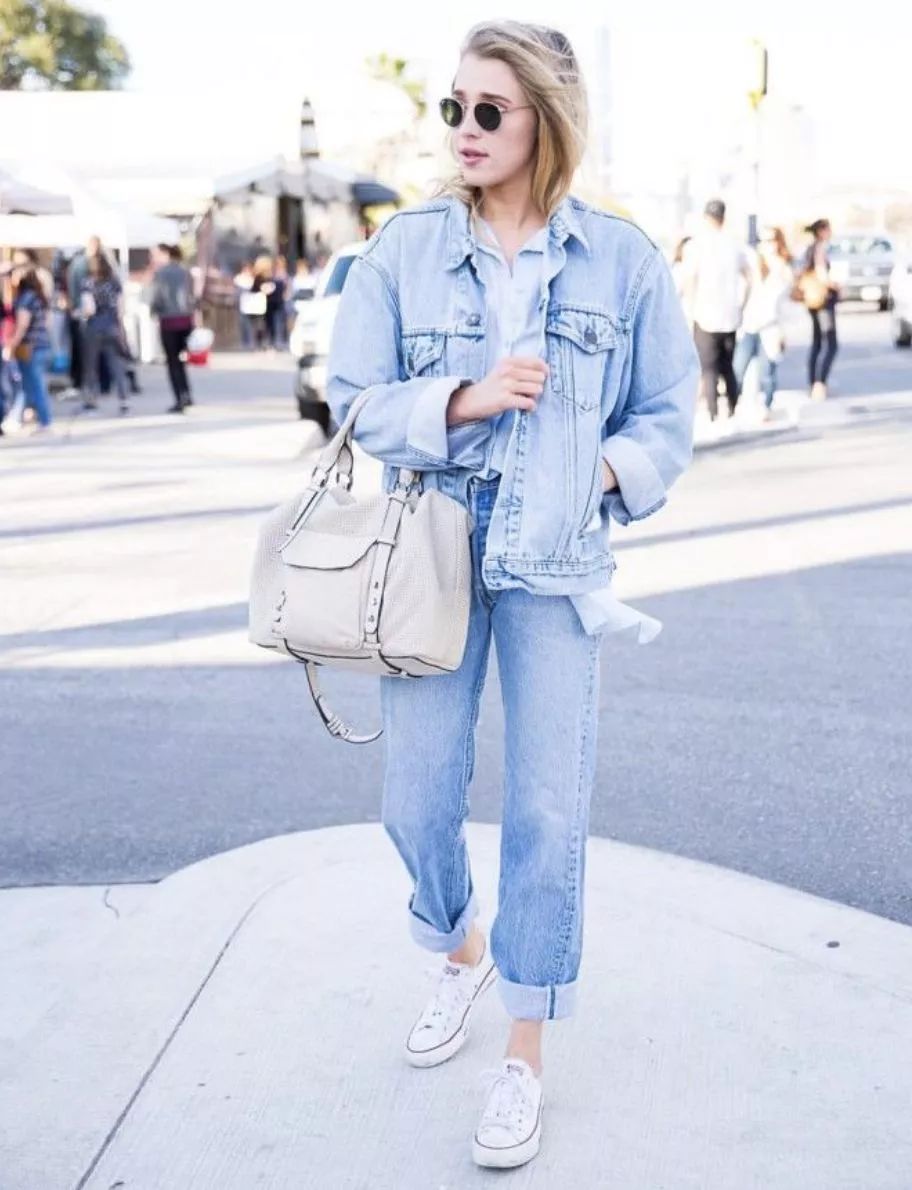 牛仔外套穿宽松好看还是修身好看,牛仔外套基本上搭什么裤子最好看