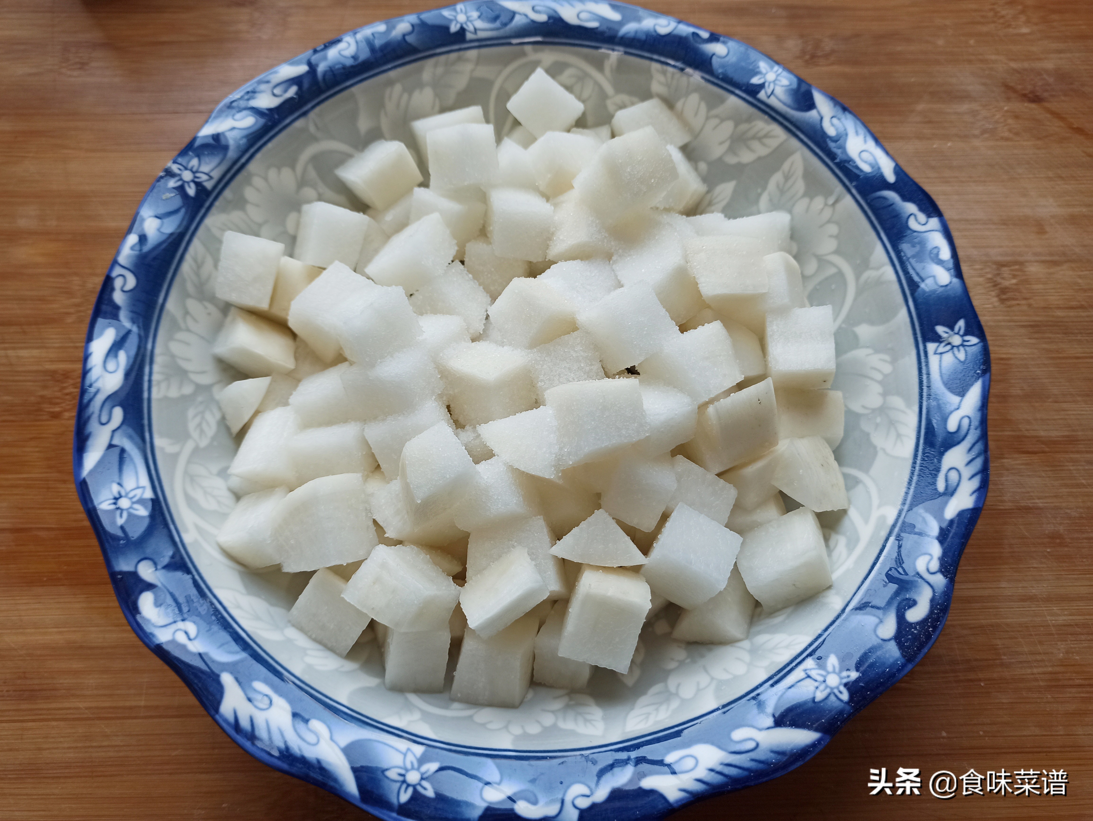 奶奶教你做腌萝卜,农村奶奶自制腌萝卜