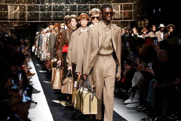 忘了巴黎世家，现在的00后都把FENDI当潮牌