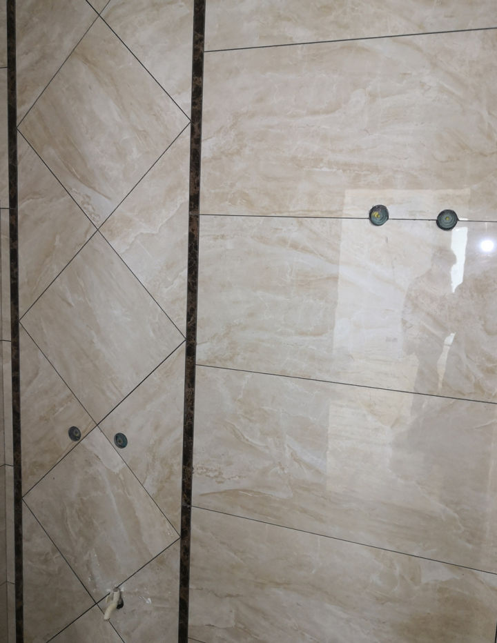 瓷砖上墙比瓷片上墙更容易脱落吗,瓷片砖脱落了怎么办