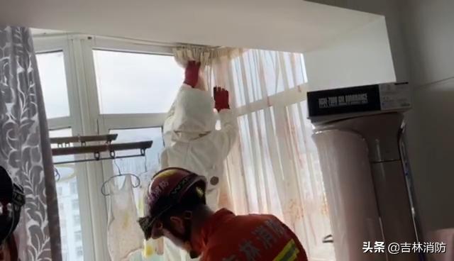 蝙蝠闯入居民家中防火员大战蝙蝠,蝙蝠飞进家防火员一扫把搞定